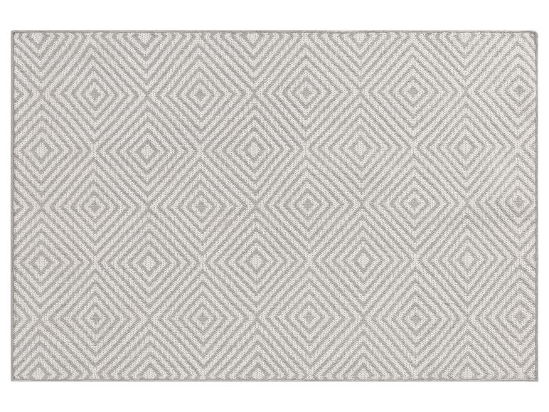 Hellgrauer Teppich mit geometrischem Rautenmuster.