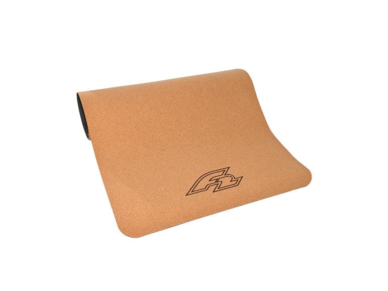 Teilweise gerollte Kork-Yogamatte mit schwarzer Unterseite und Logo
