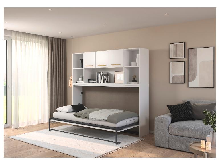 Weißes Wandbett mit Regalen und Schränken in einem modernen Wohnzimmer mit Sofa und Teppich.