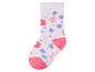 Weiße Socken mit buntem Blumenmuster und rosa Spitze und Ferse.