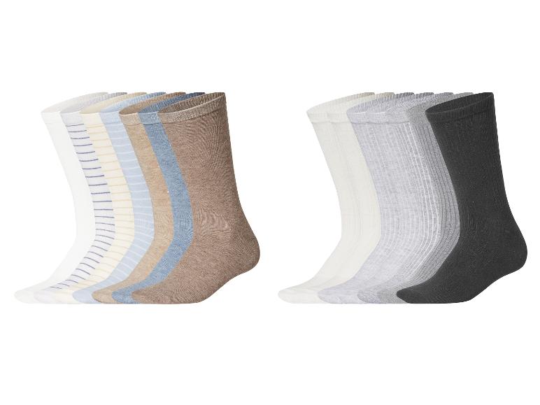 Zwei Sets Socken in verschiedenen Farben und Mustern, darunter gestreift und einfarbig.