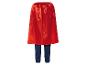 Roter Satincape und blaue Hose