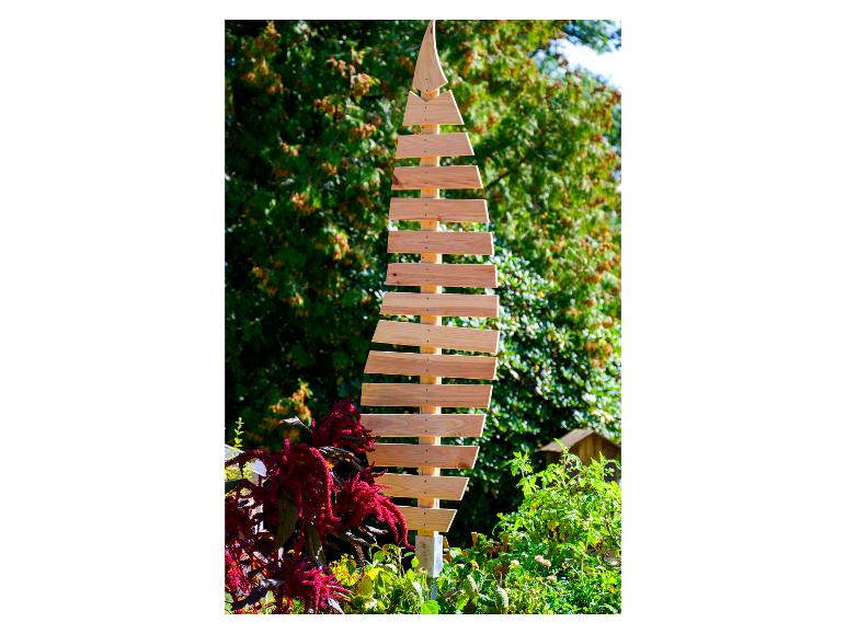 Hölzerne Weihnachtsbaum-Gartendekoration mit roten und grünen Pflanzen.