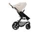 Beiger Kinderwagen mit braunem Griff und schwarzen Rädern, von der Seite gesehen.