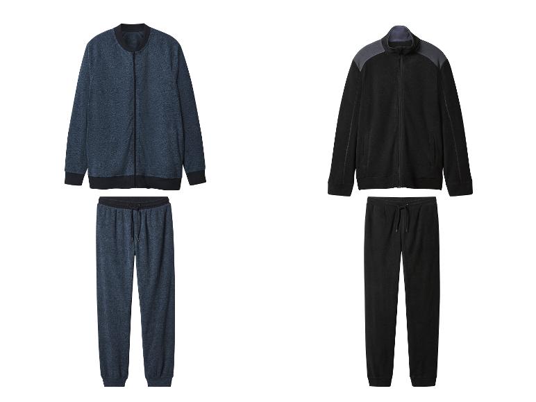 Zwei Trainingsanzüge, einer blau und einer schwarz, bestehend aus Jacken und passenden Hosen.
