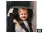 Ein lächelndes Kind sitzt sicher im BABYGO Kindersitz Freemove I-Size. [KI-generiertes Bild]