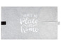 Graue Filz-Wanddekoration mit dem Spruch 'There's no place like home'.