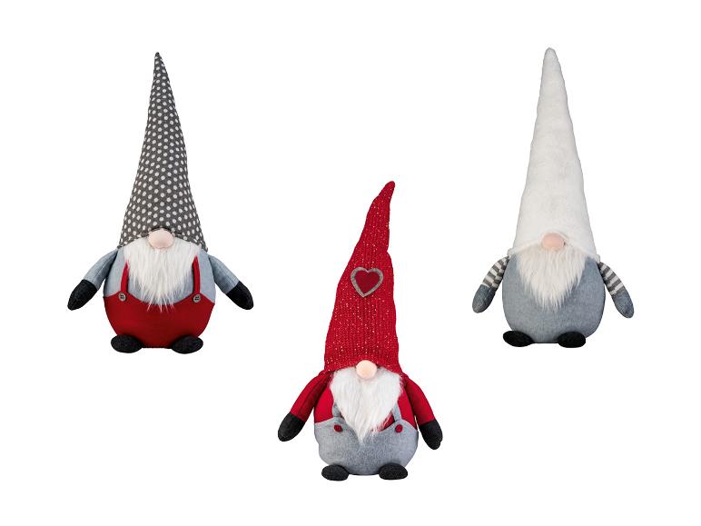 Drei dekorative Weihnachtswichtel mit spitzen Hüten und weißen Bärten.