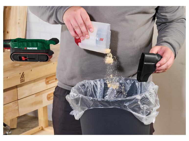 Eine Person leert Sägespäne aus einem Parkside Schleifer in einen Mülleimer.