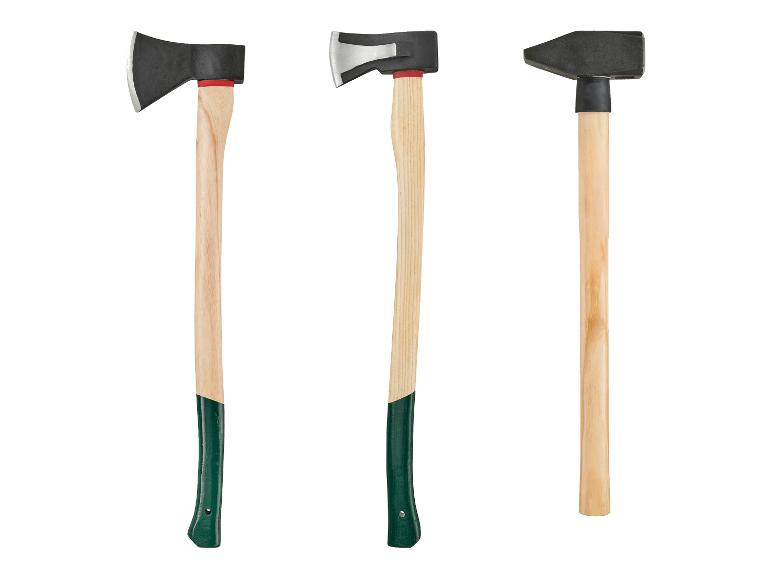 Zwei Äxte und ein Vorschlaghammer mit Holzstielen