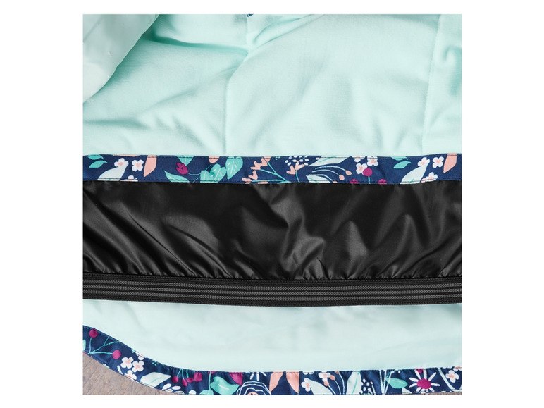 Die Innenseite einer Jacke mit schwarzem Futter und blauem Blumenmuster.