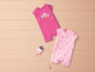 Zwei rosafarbene Baby-Bodys mit Eiscreme-Motiv