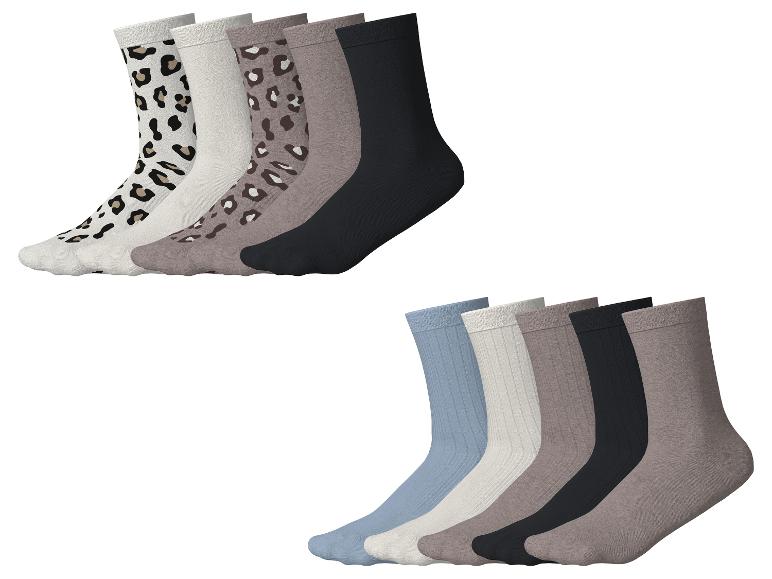 Zehn Paar Socken, fünf mit Leopardenmuster und fünf unifarben, in neutralen Tönen.