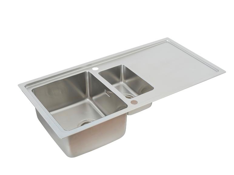 Edelstahl-Küchenspüle mit zwei Becken und Abtropffläche.
