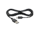 Schwarzes USB-A zu USB-C Kabel, in Form einer Acht aufgerollt.