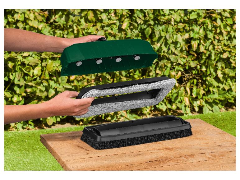 Ein grüner Kärcher Hochdruckreiniger mit verschiedenen Sprühdüsen, einer Bürste und einem Mikrofasertuch.