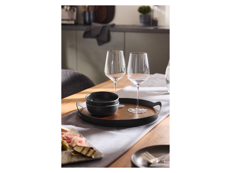 SILVERCREST® Serviertablett aus Akazie mit Gläsern und Schalen auf einem gedeckten Tisch.