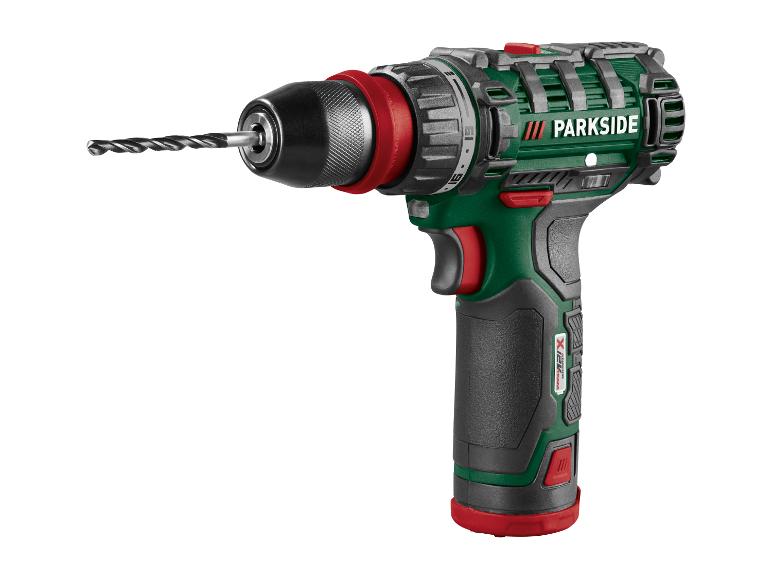 Grüne und schwarze Akku-Bohrmaschine mit Bohrer, mit roten Details.