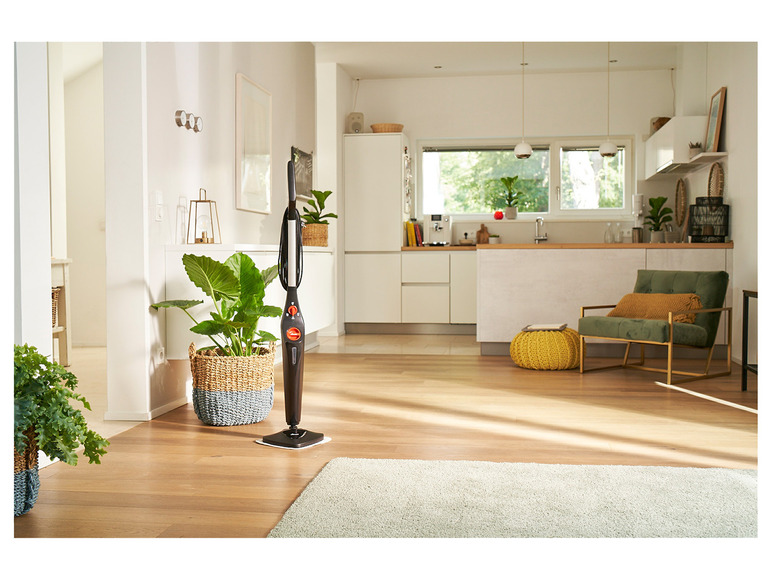 Ein Karcher Dampfreiniger in einer modernen Küche mit Holzboden.