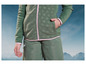 Eine grüne Fleecejacke mit rosafarbenen Details und passende Hose.
