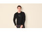 Mann in schwarzem Langarmshirt mit Bergaufdruck und dem Text „DENIM STUDIO“.