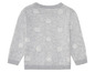 Grauer Pullover mit weißen Punkten.