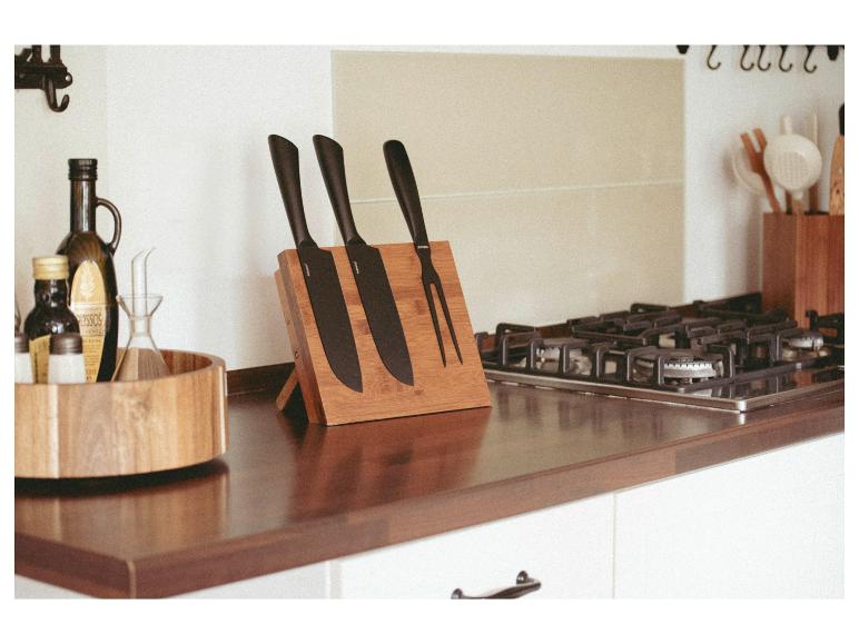 Ein Bambus-Messerblock enthält drei schwarze J.A. Henckels Messer und eine Fleischgabel.