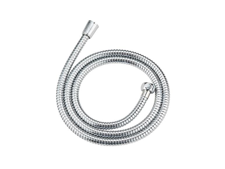Ein verchromter Metall-Duschschlauch, zu einem Kreis gewickelt.