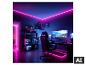 Gaming-Zimmer mit neonpinken und blauen Lichtern, Gaming-Stuhl und mehreren Monitoren.