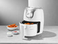 Ein weißer Ariete Air Fryer Mini mit Süßkartoffelpommes