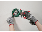 Person bohrt mit Bohrmaschine und Staubfangvorrichtung in Wand.