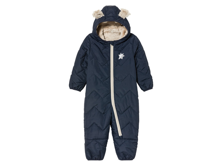 Ein blauer Baby-Overall mit Kapuze, Öhrchen und einem Stern