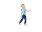 Lächelndes Mädchen in blauem Pyjama mit Cartoon-T-Shirt und Hose.