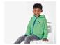 Ein Junge trägt eine grüne Fleecejacke mit Kapuze.