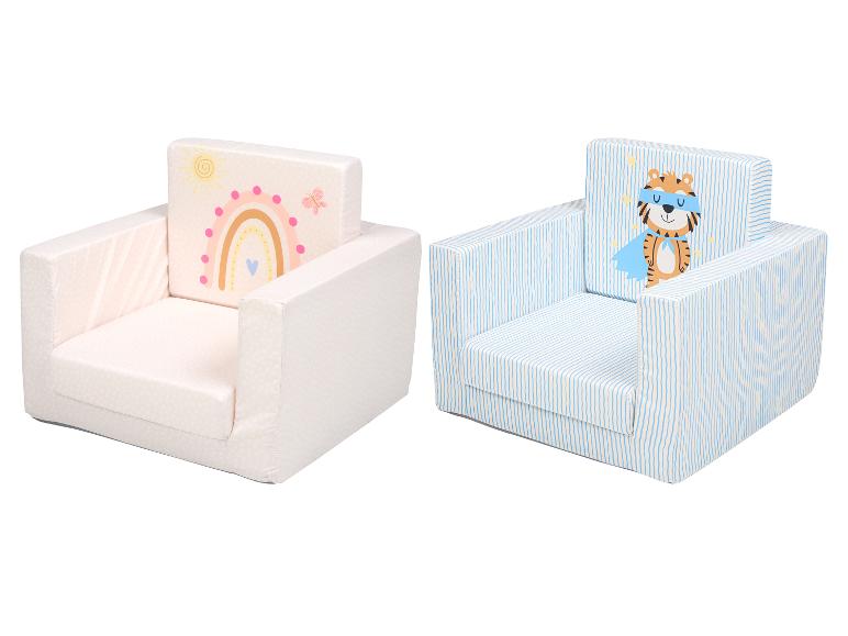 Zwei Kindersessel: ein rosa mit Regenbogen und ein blauer mit Superhelden-Tiger.