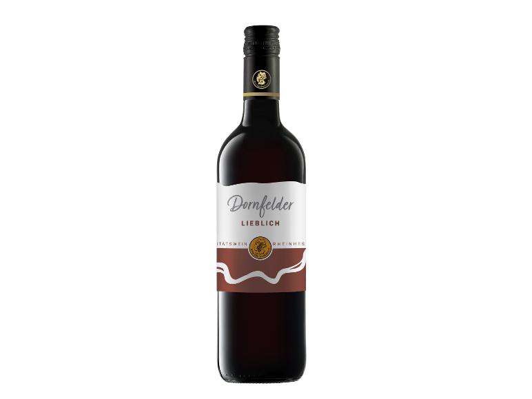 Flasche Dornfelder Lieblich Rotwein, Qualitätswein Rheinhessen, mit weißem und braunem Etikett.