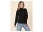 Frau in schwarzem geripptem Rollkragenpullover und hellblauen Jeans.