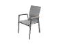 Grauer Gartenstuhl mit Holzarmlehnen.