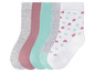 Vier Paar Socken mit Herzchenmuster, grau, rosa und türkis.