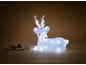 Liegende leuchtende Rentierfigur mit Weihnachtsdekorationen.