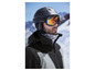 Mann mit Crivit Skihelm und Skibrille im Schnee.