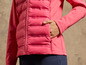 Eine rosafarbene Steppjacke mit Reißverschluss.