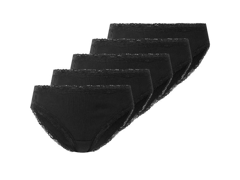 Fünf schwarze Slips mit Spitzenbesatz auf weißem Hintergrund