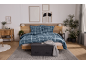 Schlafzimmer mit Holzbett, blauem Karobettbezug und grauem Aufbewahrungshocker.