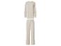 Zweiteiliger beiger Pyjama-Set mit Langarmshirt und weiter Hose.
