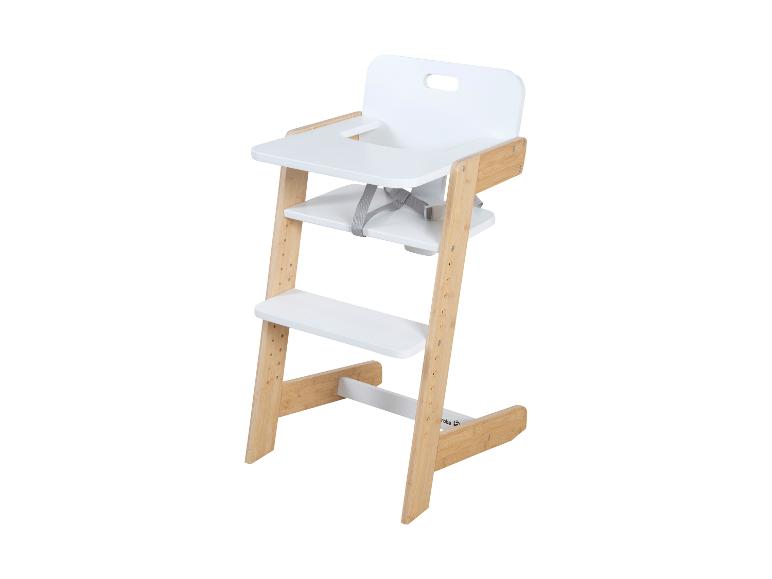 Holzhochstuhl mit weißem Sitz und Tablett, mit grauem Sicherheitsgurt.