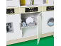 Spielküche mit Kühlschrank, Spülmaschine und Waschmaschine.