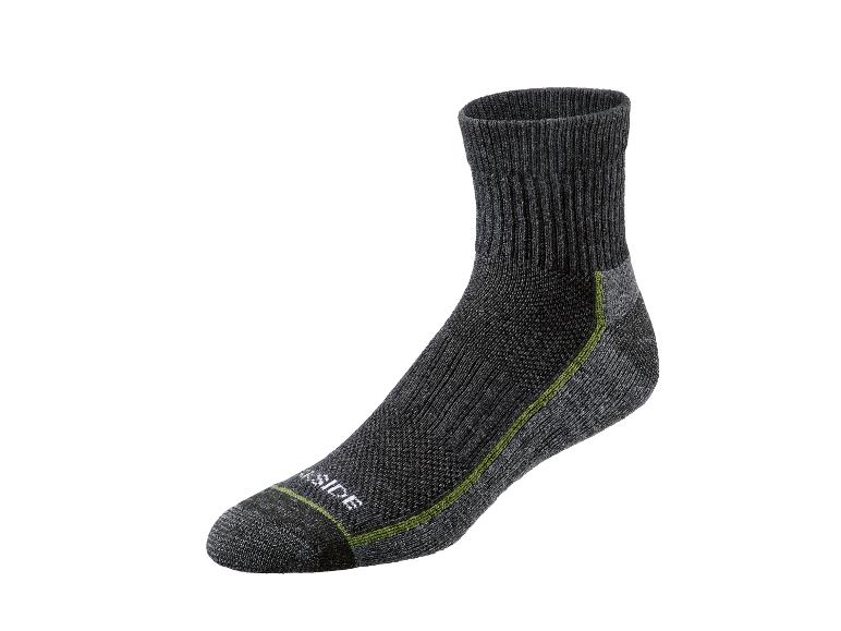 Schwarze strukturierte Socke mit grünen Details
