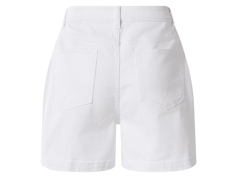 Weiße Damenshorts, Rückansicht