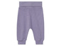 Lilafarbene Jogginghose für Babys.